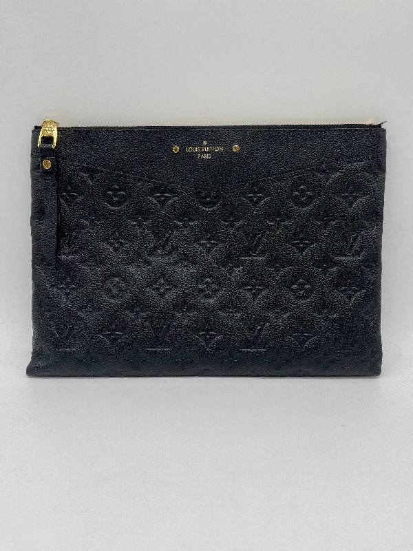 Handle bags with hidden pockets for security -Clutch Luxury Designer By Louis Vuitton, Size: Large