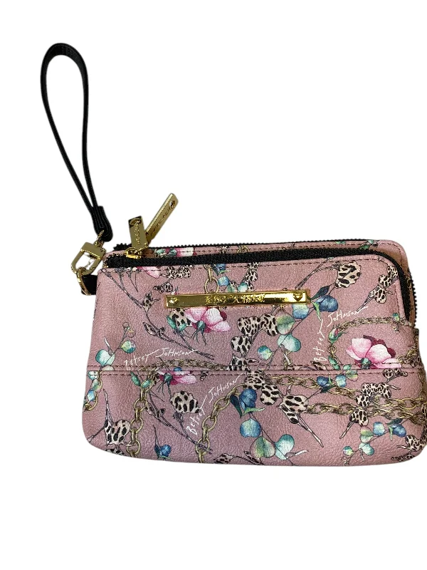 Handle bags with spacious pockets for travel -Wristlet By Betsey Johnson, Size: Medium