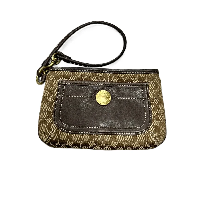 Handle bags with sturdy leather grip accents -Wristlet Designer By Coach, Size: Medium